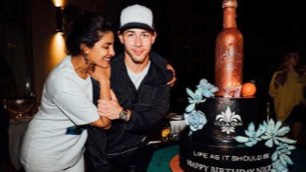 கையில் ரோஸ்.. லிப்பில் கிஸ்.. கணவருக்கு அசத்தலாய் பிறந்தநாள் வாழ்த்து கூறிய நடிகை! வைரல் வீடியோ!