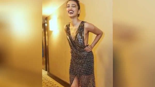 இதுக்கு எதுக்கு டிரெஸ்.. பிரா போடாமல் மார்பு தெரியும்படி வந்த நடிகை.. திணறும் இணையதளம்!