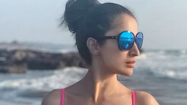 பீச்சில் உள்ளாடையுடன் போஸ் கொடுத்த நடிகை ராய் லக்ஷ்மி.. வைரலாகும் கண்ணை கூசும் கவர்ச்சி போட்டோ!