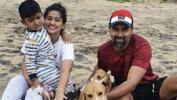 அழகான மண்ணுதான்.. அதுக்கேத்த ஃபன்னுதான்... பீச்சில் மகன் கணவரோடு.. சினேகா செம உற்சாகம்!