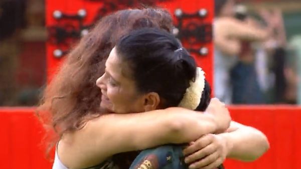 மகளுக்கு உதட்டோடு உதடு முத்தம் கொடுத்த ஷெரின் அம்மா.. வேற லெவல்.. கலகலத்த பிக்பாஸ் வீடு!