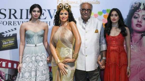 சிங்கப்பூர் மியூஸியத்தில் ஸ்ரீதேவிக்கு மெழுகு சிலை.. பார்த்து உருகி போட்டோ எடுத்துக்கொண்ட மகள்கள்!