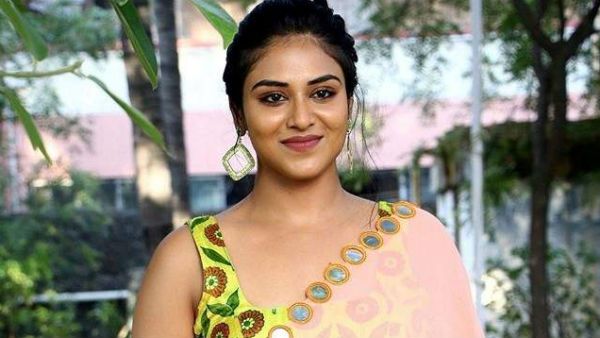 இந்துஜா அதிரடி ஆக்ஷனோடு இரு வேடங்களில் கலக்கும் சூப்பர் டூப்பர்