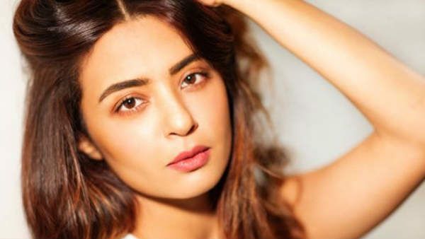 “என் உடம்பை அங்குலம் அங்குலமாக பார்க்க விரும்பினார்”.. தமிழ் இயக்குநர் மீது பிரபல நடிகை புகார்