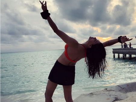 வெள்ளை மணல் நீலக்கடல்... மாலத்தீவில் ஹாட் ரெட் பிகினியில் சுஷ்மிதா சென்