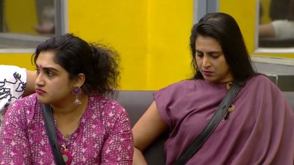 வெளியே வந்தும் தீராத சண்டை.. ஷட்அப் சொல்லி கஸ்தூரியை பிளாக் செய்த வனிதா! அதிர்ச்சியில் ரசிகர்கள்!