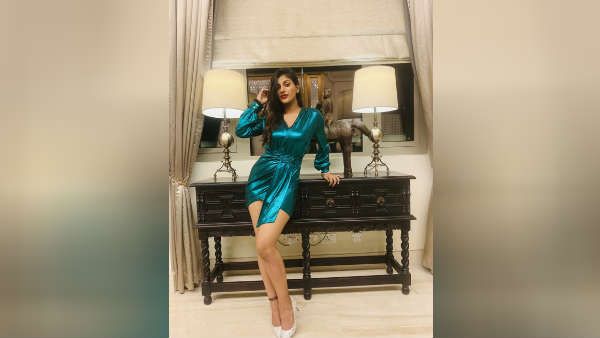 வாவ்... என்னா கலரு.. என்னா போஸ்.. தொடர்ந்து டிவிட்டரை தெறிக்கவிடும் யாஷிகா ஆனந்த்!