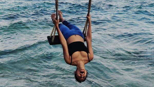 ஆடை நாயகியின் அடுத்த மூவ்.. எந்த மாதிரி டிரெஸ்ல.. என்னா போஸு.. அதிர்ச்சியில் உறைந்த ரசிகர்கள்!