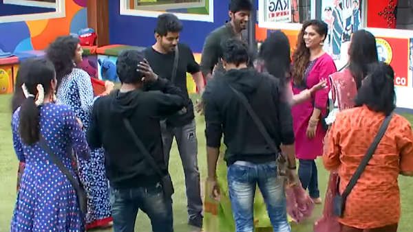 பிக்பாஸ் வீட்டிற்குள் மீண்டும் வந்த கவின்.. லாஸ்லியா ரியாக்ஷன பாருங்க!