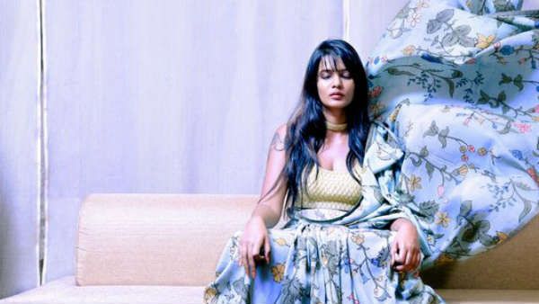 மாராப்பு விலகி விழுந்தது கூட தெரியாமல் யோகா செய்த மீரா மிதுன்.. வைரலாகும் போட்டோஸ்!