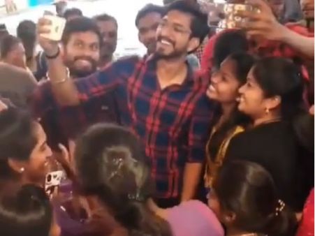 “அன்பு என்றுமே அனாதையில்லை”.. பெண் ரசிகைகளால் திக்குமுக்காடிய முகென்.. நெகிழ வைத்த சென்னை மக்கள்!