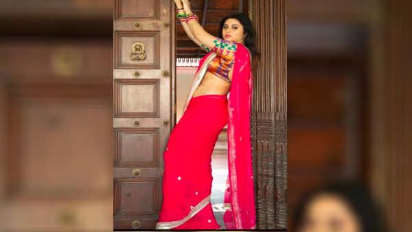 பிங்க் புடவை கட்டி ஒயிலான ஸ்டைலில் மச்சான்ஸ்களை மயக்க காத்திருக்கும் நமீதா….