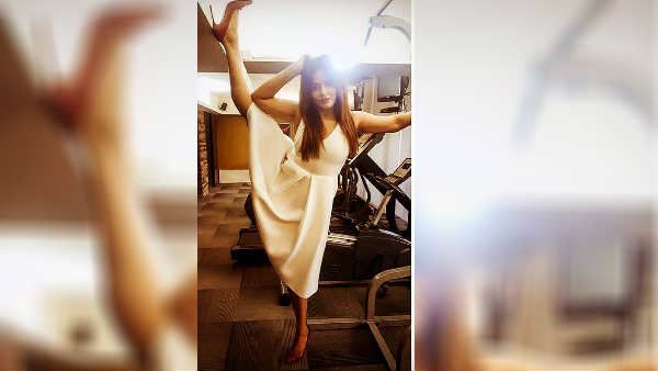 ஏ.. அம்மாடி.. எவ்ளோ உயரத்துக்கு தூக்குறது.. நீத்து சந்திரா பண்ணிருக்க வேலைய பாருங்க மக்களே!