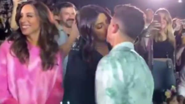 பிரபல நடிகைக்கு பொது இடத்தில் லிப்லாக் கொடுத்த கணவர்.. அருகில் இருந்த ஆண் செய்த அதிர்ச்சி சம்பவம்!