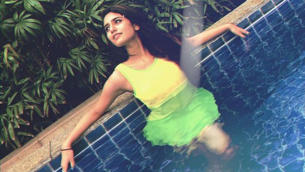 இந்த நடிகையும் இப்படி ஆரம்பிச்சுட்டாங்களே.. பிரியா வாரியர் போட்டோவ பாருங்க!