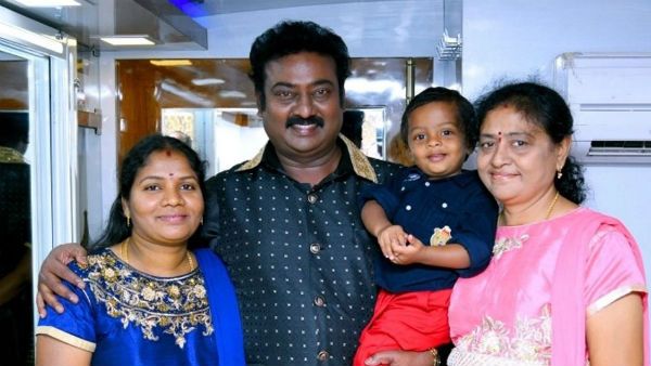 இரண்டு மனைவிகளுடன் டக்கராய் போஸ் கொடுத்த சித்தப்பு.. இணையத்தை கலக்கும் போட்டோ!