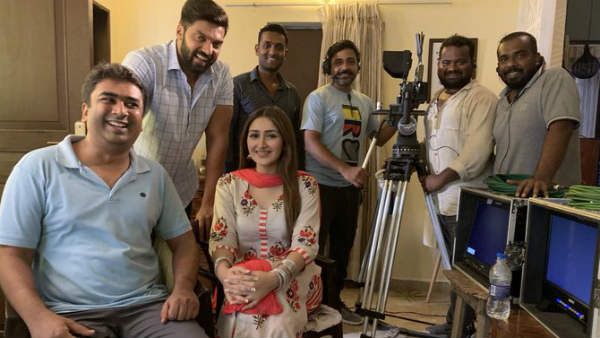 பிக்பாஸ் சாக்ஷி அகர்வால் குஷியோ குஷி - ஆர்யா, சாயிஷா உடன் படத்தில் ஆக்டிங்