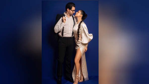 கணவருடன் 'அப்படி ஒரு' போஸ் கொடுத்த சன்னி... கிறங்கிப்போன ரசிகர்கள்!