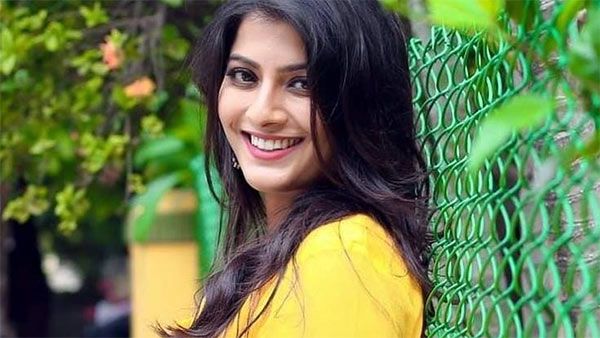 மார்பகத்தில் உள்ள பிரச்சினை பற்றி பெண்கள் கூச்சப்படாம சொல்லுங்க - வரலக்ஷ்மி சரத்குமார்