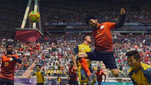 விஜய்.. ஒவ்வொரு ஃப்ரேமும் வெறித்தனம்.. தியேட்டர்ல பிகில் சத்தம் தெறிக்க போகுது!