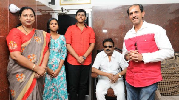 விஜயகாந்தை வீட்டில் சென்று சந்தித்து தீபாவளி வாழ்த்து பெற்றுள்ளார் வையாபுரி தன் குடும்பத்துடன்