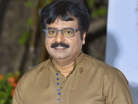 விவேக் சொன்ன ஒத்த வார்த்தை.. வரிந்துக்கட்டிக்கொண்டு வெளுத்து வாங்கிய ரசிகர்கள்! #plantforkalam