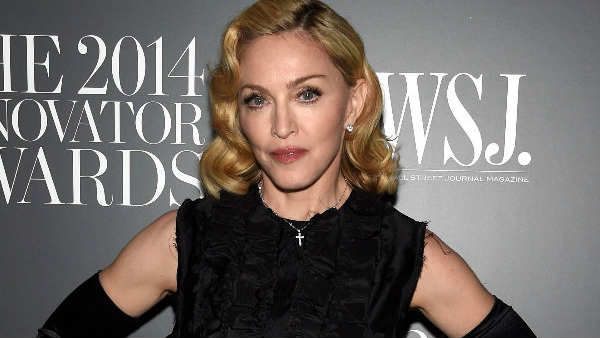 குளியலுக்கு பிறகு சிறுநீரை பிடித்து குடிக்கும் பிரபல நடிகை... வீடியோவை பார்த்து ஷாக்கான ரசிகர்கள்!