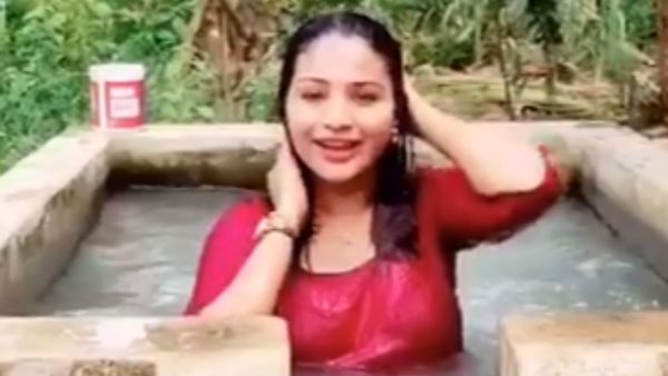 முத்திப்போன டிக்டாக் மோகம்.. பட்டப்பகலில் வெட்டவெளியில் குளிக்கும் வீடியோவை வெளியிட்ட சீரியல் நடிகை!