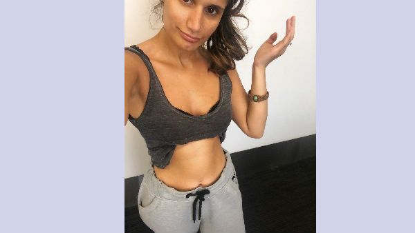 அரைகுறை ஆடை.. ஏர்போர்ட்டில் காதலருடன் அநாகரீகமாக நடந்து கொண்ட நடிகை.. அவமானப்படுத்திய ஊழியர்கள்!