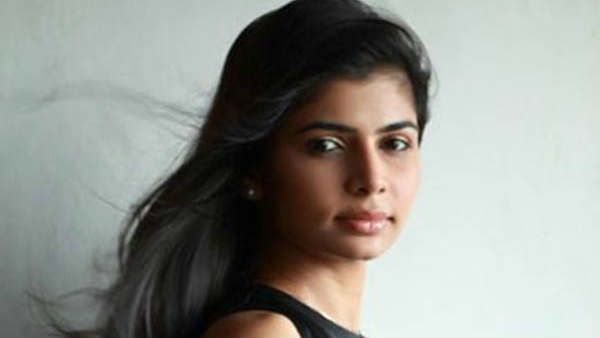 நித்தியானந்தா கையால் பிரசாதம்.. தீயாய் பரவும் போட்டோஸ்.. கடுப்பான பாடகி!