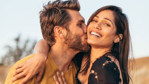 எல்லாம் ஓகே ஆகிடுச்சு.. ஸ்லம்டாக் மில்லியனர் நாயகியின் வருங்கால கணவர் இவர்தான்!