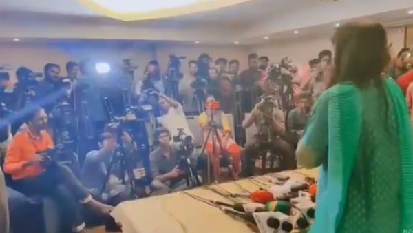 பிரஸ் மீட்டுக்கு முன்பாக மவுன அஞ்சலி செலுத்திய மீரா மிதுன்.. யாருக்குன்னு பாருங்க!