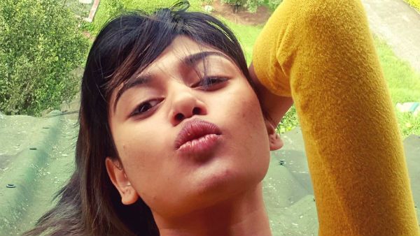 நீங்களே இப்படி பண்ணலாமா ஓவியா.. ஆர்மியை திருப்திப்படுத்த இப்படி எல்லாமா ரிஸ்க் எடுக்கிறது?