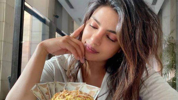 ஐஸ்க்ரீமில் 500 ரூபாய் நோட்டுகள்.. இந்திய ரூபாயை கொச்சைப்படுத்தினாரா பிரியங்கா?