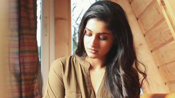 கருப்பன் படத்துல நடிச்ச தான்யாவா இது.. என்னம்மா ஜட்டி கூட போடாம போஸா?