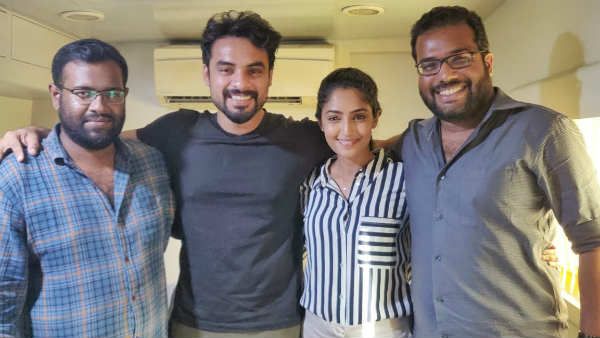 பிகில் அனிதா இப்போது டோவினோ தாமஸுடன் கைரேகை பார்த்து கொண்டுஇருக்கிறார்