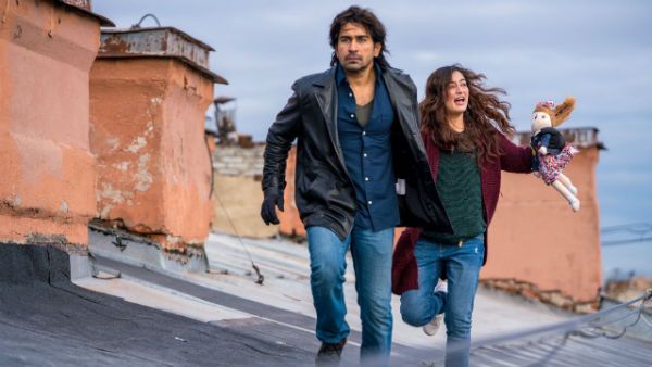 விஜியை கைபிடித்து இழுத்து செல்லும் சீனு