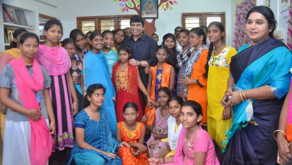 தனது பிறந்தநாளை பெண் குழந்தைகள் காப்பகத்தில் கொண்டாடினார் ஆனந்த்ராஜ்