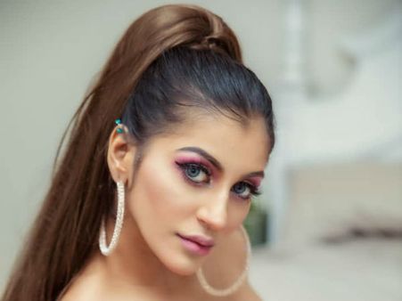 உங்க அம்மாக்கிட்ட காட்டுங்க.. ரொம்ப சந்தோஷப்படுவாங்க.. நடிகையின் போட்டோவால் கடுப்பான நெட்டிசன்ஸ்!