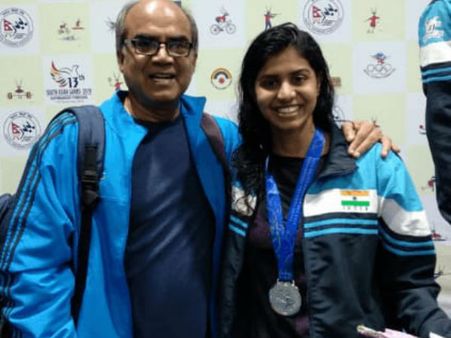 பதக்கம் வென்ற மகள்… நெகிழ்ச்சியில் தலைவாசல் விஜய்