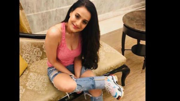 உடம்பிலேயே ரொம்ப செக்ஸியஸ்ட் வளைவு எது தெரியுமா? கண் கூசும் உடையில் ஆன்ட்டி நடிகை அட்டகாசம்!