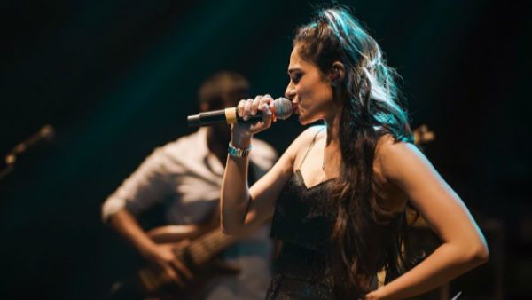 நிக்கர் தெரிய பாட்டுப்பாடி ஆட்டம் போட்ட ஆண்ட்ரியா.. ப்பா.. என்னா காலுடா.. வாயை பிளக்கும் நெட்டிசன்ஸ்