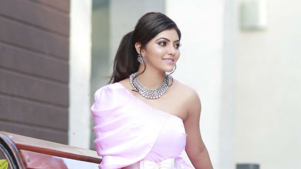 பிங்க் கலர் பட்டாம்பூச்சி.. ஒன் சைட் ஓபனில் ஹாட்டாகவும்.. க்யூட்டாகவும் இருக்கும் அதுல்யா ரவி!