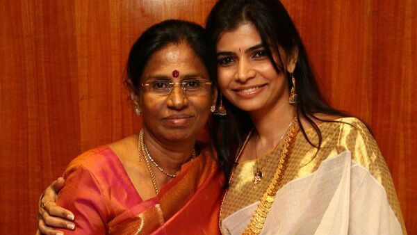 தேவதாசி முறை சூப்பர் சிஸ்டம்.. சின்மயி தாயார் சர்ச்சை.. அம்மாவிற்காக பகிரங்க மன்னிப்பு கேட்ட மகள்!