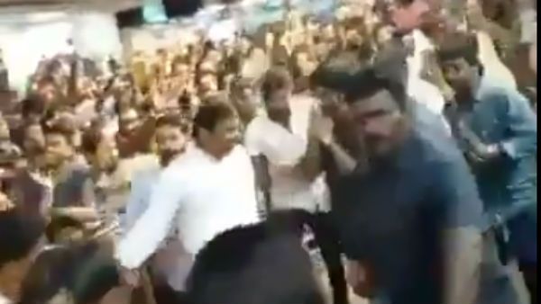 மனைவி மகன்களுடன் பழனி கோவிலில் திடீர் சாமி தரிசனம் செய்த பெரிய வீட்டு நடிகர்! இது புதுசாவுல இருக்கு!