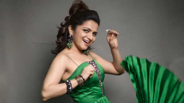 பச்சை வண்ண பூவே டிடி.. மனசை அள்ளும் போட்டோக்கள்!