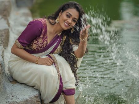 சேலை அழகா.. நீ அழகா… காயத்ரியின் சூடேற்றும் போட்டோசூட்!