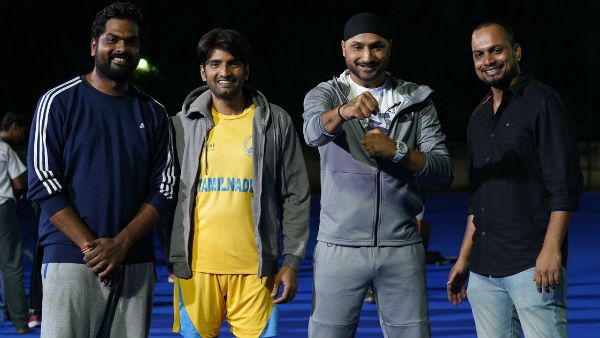 இது ஃபன் கேம்.. சந்தானத்துடன் டிக்கிலோனா ஆட சென்னை வந்துள்ள சி.எஸ்.கே சிங்கம்!