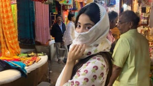 நண்பர்களுடன் முகத்தை மூடியபடி ஊர் சுற்றிய பிரபல நடிகை.. ஆனாலும் நம்ம மக்கள் கண்டுபிடிச்சுட்டாங்களே!