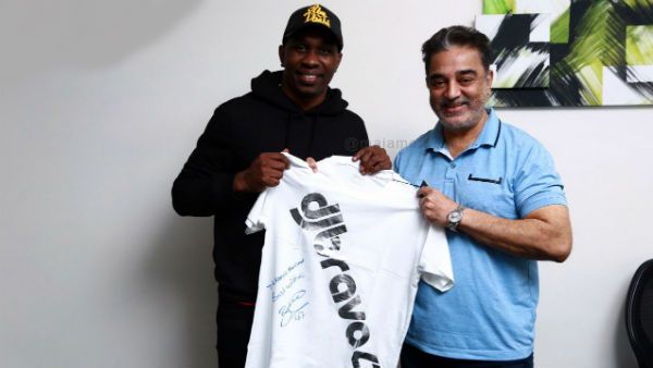 கிரிக்கெட் வீரர் தந்த அன்பு பரிசு… நெகிழ்ச்சியில் கமல்ஹாசன்